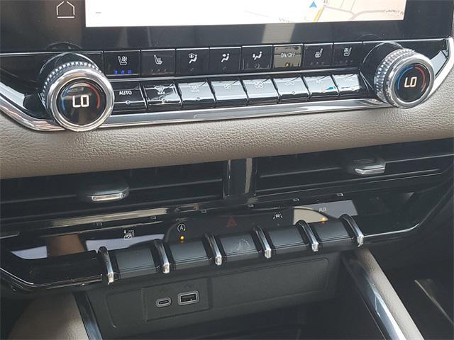 Photo of 2025 Summit White GMC Canyon