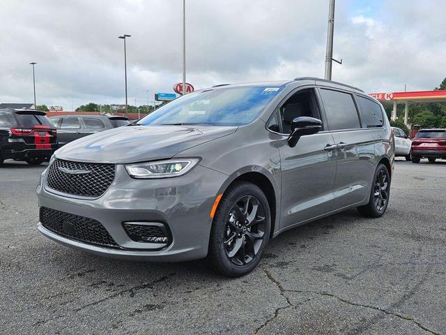 Photo of 2025 Ceramic Gray Clearcoat Chrysler Pacifica