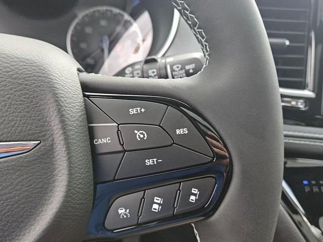 Photo of 2025 Ceramic Gray Clearcoat Chrysler Pacifica