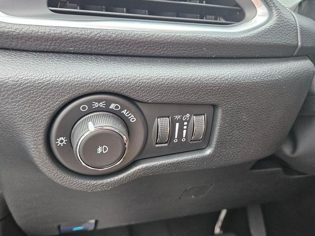 Photo of 2025 Ceramic Gray Clearcoat Chrysler Pacifica
