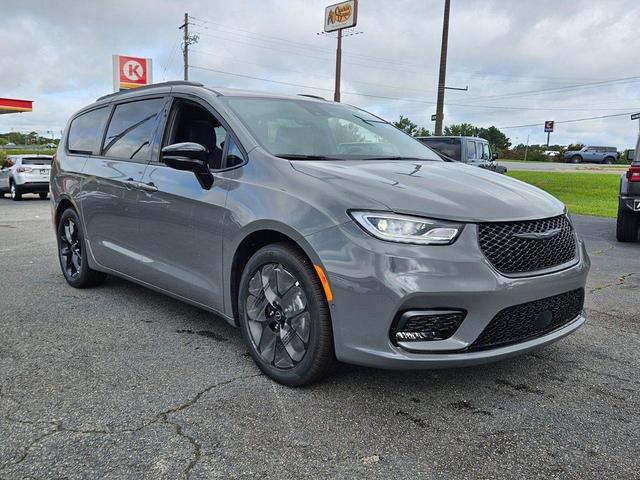 Photo of 2025 Ceramic Gray Clearcoat Chrysler Pacifica