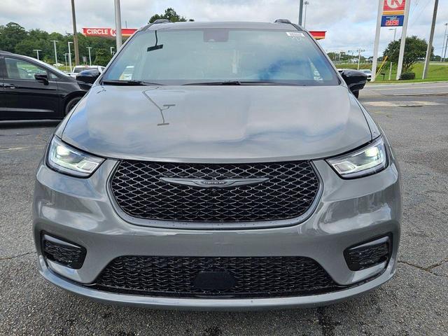 Photo of 2025 Ceramic Gray Clearcoat Chrysler Pacifica