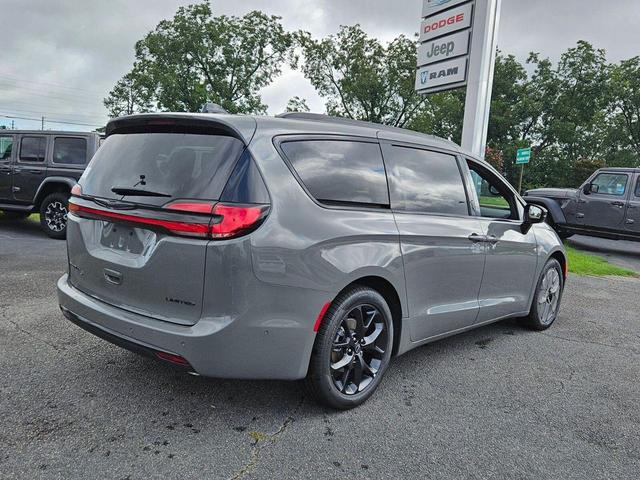 Photo of 2025 Ceramic Gray Clearcoat Chrysler Pacifica