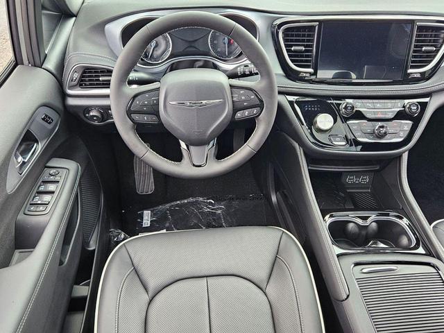 Photo of 2025 Ceramic Gray Clearcoat Chrysler Pacifica