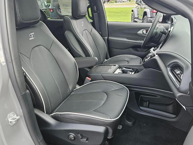Photo of 2025 Ceramic Gray Clearcoat Chrysler Pacifica