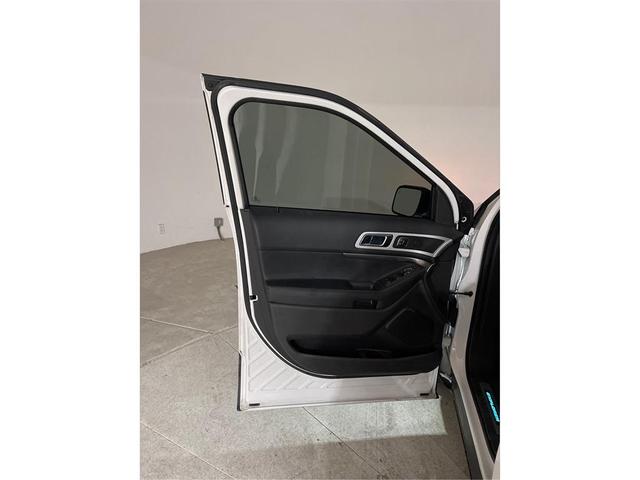 Photo of 2015 White Platinum Clearcoat Metallic Ford Explorer