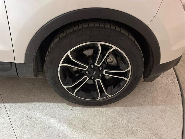 Photo of 2015 White Platinum Clearcoat Metallic Ford Explorer