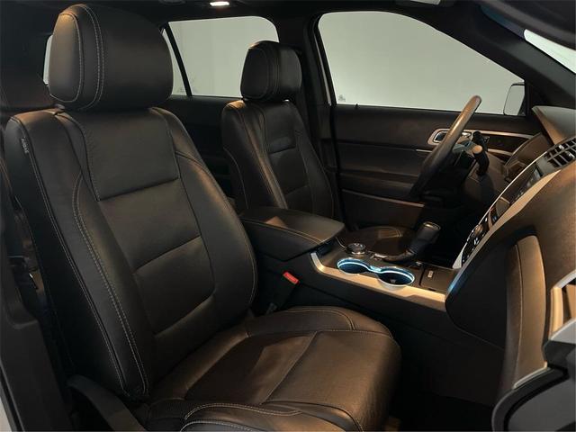 Photo of 2015 White Platinum Clearcoat Metallic Ford Explorer