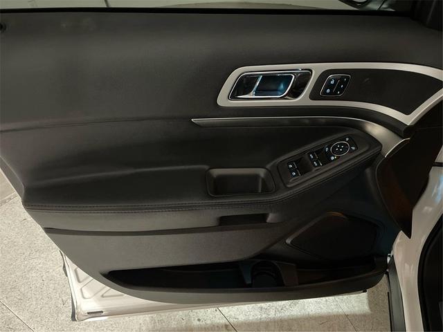 Photo of 2015 White Platinum Clearcoat Metallic Ford Explorer