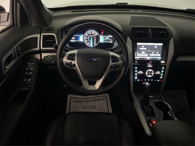 Photo of 2015 White Platinum Clearcoat Metallic Ford Explorer