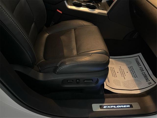Photo of 2015 White Platinum Clearcoat Metallic Ford Explorer