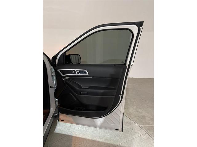 Photo of 2015 White Platinum Clearcoat Metallic Ford Explorer