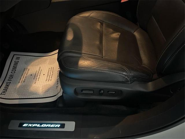 Photo of 2015 White Platinum Clearcoat Metallic Ford Explorer