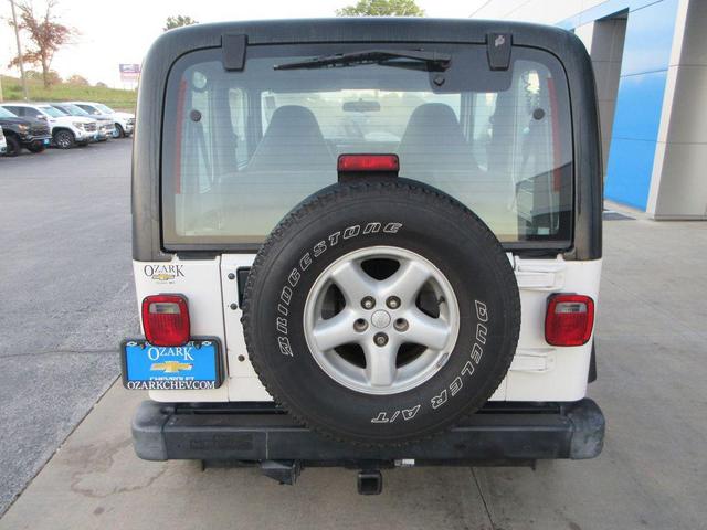 Photo of 2002 White Jeep Wrangler