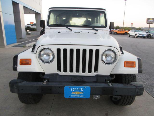 Photo of 2002 White Jeep Wrangler