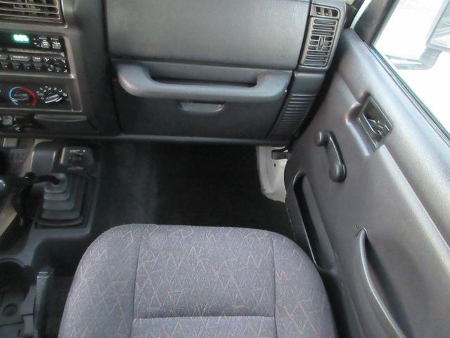 Photo of 2002 White Jeep Wrangler