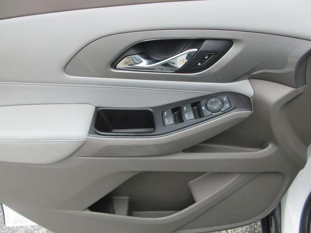 Photo of 2020 Summit White Chevrolet Traverse