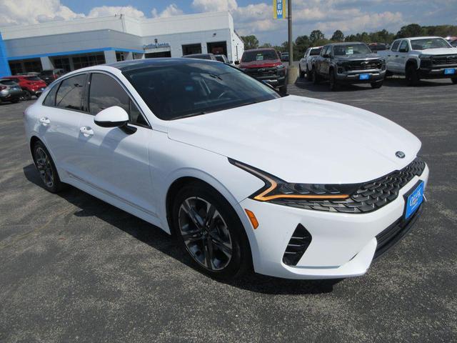 Photo of 2021 Glacial White Pearl Kia K5