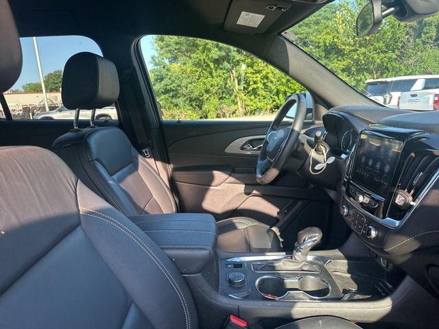 Photo of 2022 Summit White Chevrolet Traverse