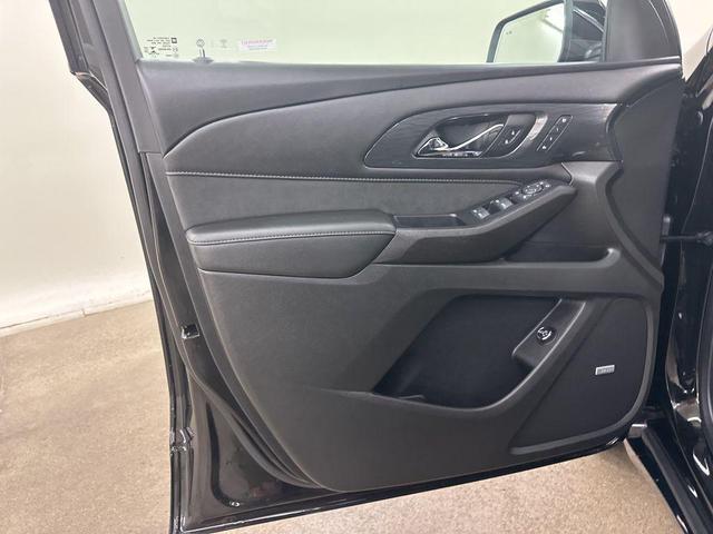 Photo of 2022 Mosaic Black Metallic Chevrolet Traverse