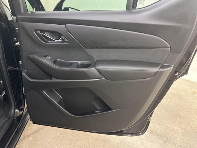Photo of 2022 Mosaic Black Metallic Chevrolet Traverse
