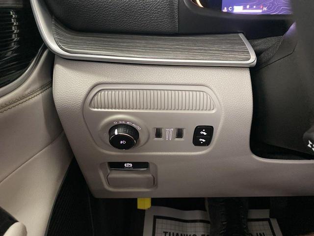 Photo of 2024 Bright White Clearcoat Jeep Wagoneer