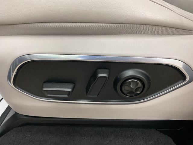 Photo of 2024 Bright White Clearcoat Jeep Wagoneer
