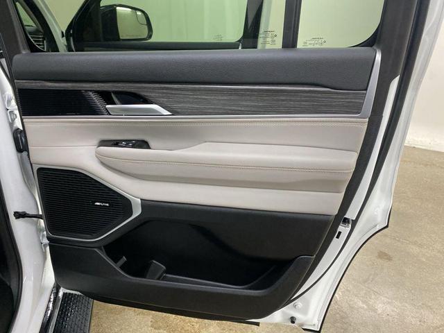 Photo of 2024 Bright White Clearcoat Jeep Wagoneer