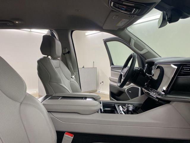 Photo of 2024 Bright White Clearcoat Jeep Wagoneer