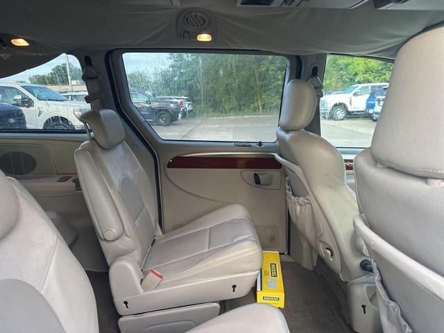 Photo of 2005 Linen Gold Metallic Clearcoat Chrysler Town & Country