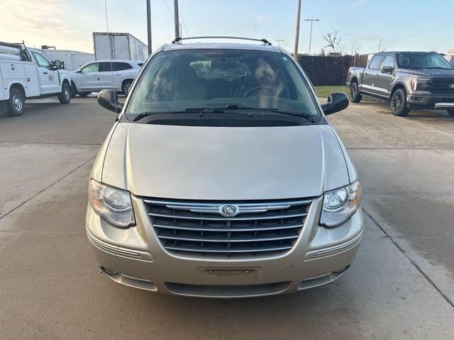 Photo of 2005 Linen Gold Metallic Clearcoat Chrysler Town & Country
