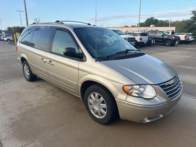Photo of 2005 Linen Gold Metallic Clearcoat Chrysler Town & Country