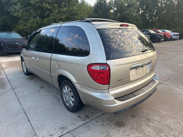 Photo of 2005 Linen Gold Metallic Clearcoat Chrysler Town & Country