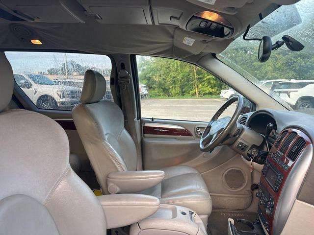 Photo of 2005 Linen Gold Metallic Clearcoat Chrysler Town & Country