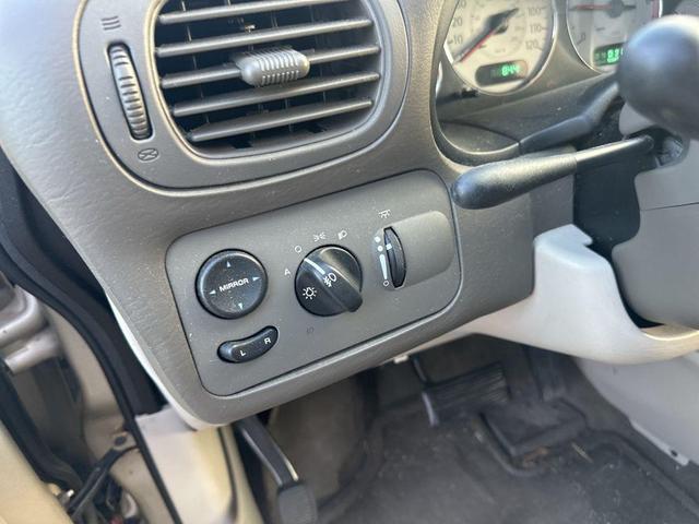Photo of 2005 Linen Gold Metallic Clearcoat Chrysler Town & Country