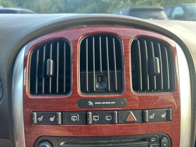 Photo of 2005 Linen Gold Metallic Clearcoat Chrysler Town & Country
