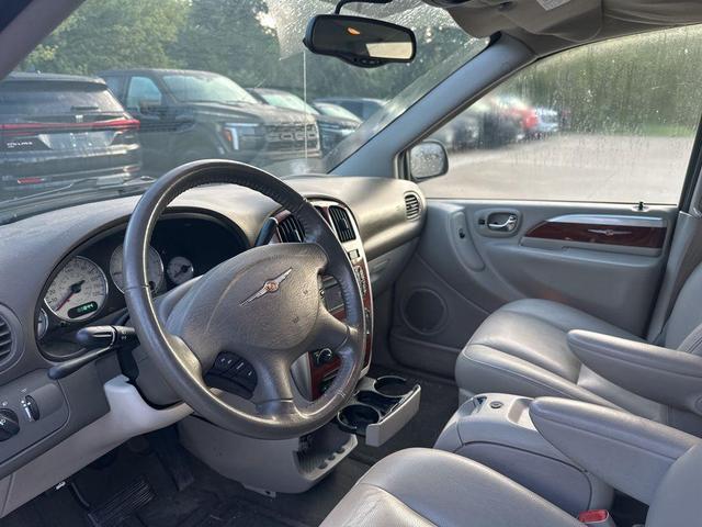 Photo of 2005 Linen Gold Metallic Clearcoat Chrysler Town & Country