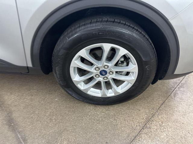 Photo of 2021 Silver Metallic Ford Escape