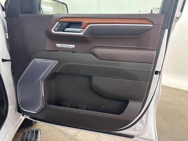 Photo of 2022 White Frost Tricoat GMC Sierra 1500