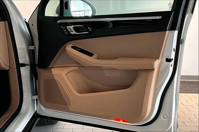 Photo of 2025 White Porsche Macan