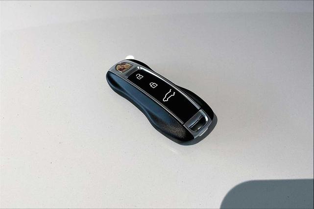 Photo of 2026 Carrara White Metallic Porsche Cayenne