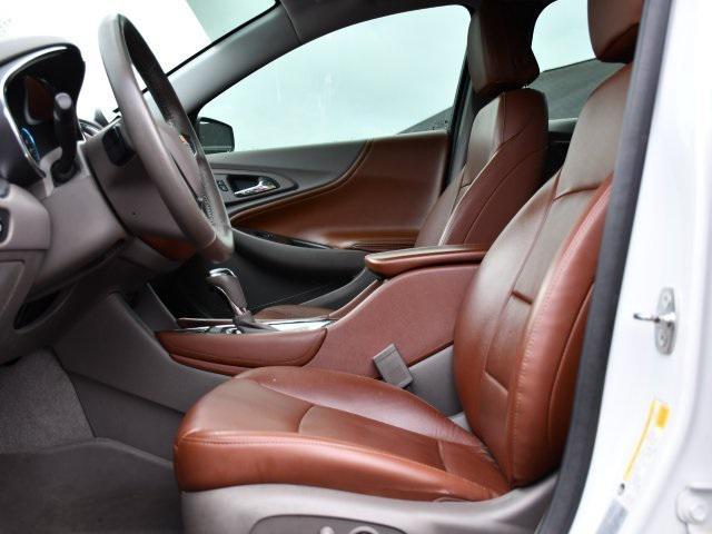 Photo of 2017 Iridescent Pearl Tricoat Chevrolet Malibu
