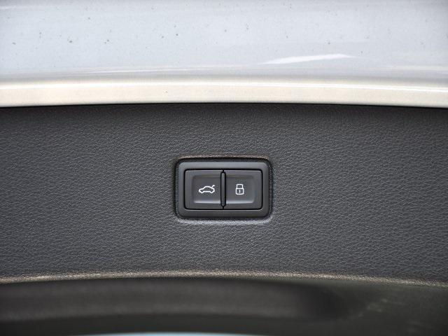Photo of 2024 Carrara White Audi Q7