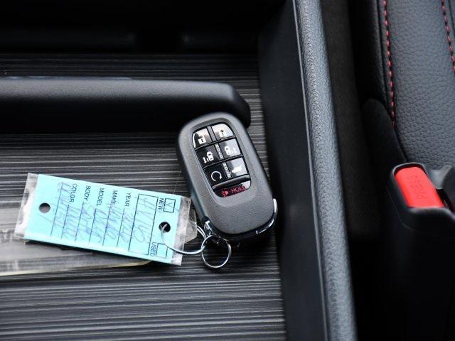 Photo of 2026 Platinum White Pearl Honda Odyssey