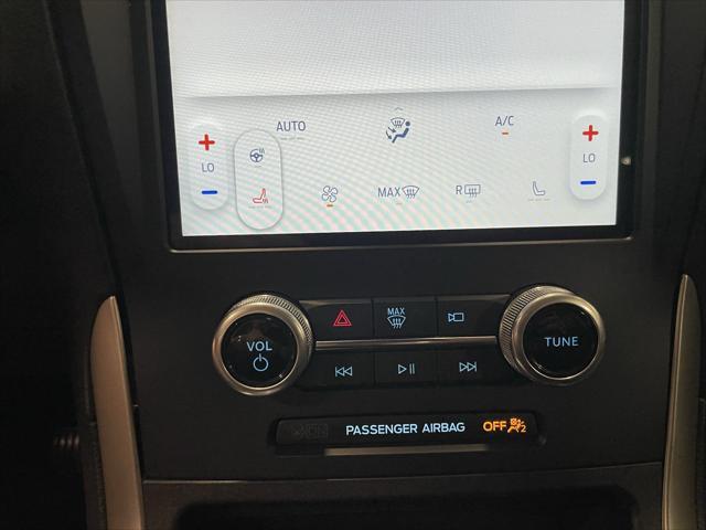 Photo of 2022 White Ford Edge