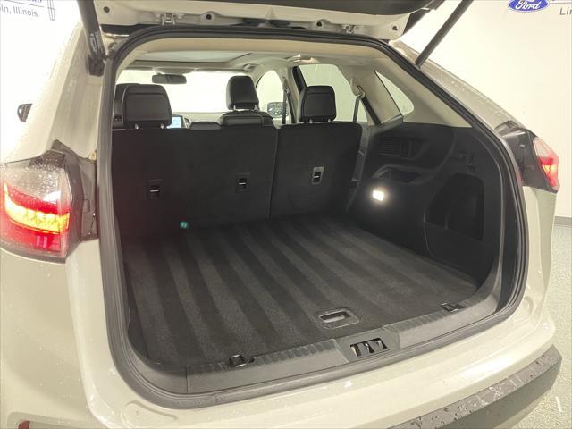 Photo of 2022 White Ford Edge