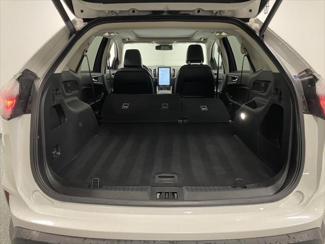 Photo of 2022 White Ford Edge