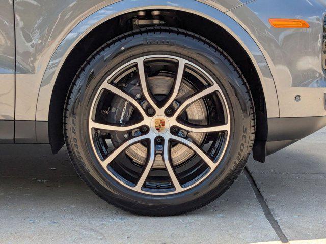 Photo of 2025 Quartzite Grey Metallic Porsche Cayenne