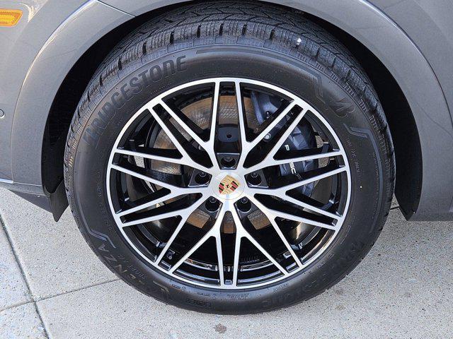Photo of 2025 Quartzite Grey Metallic Porsche Cayenne
