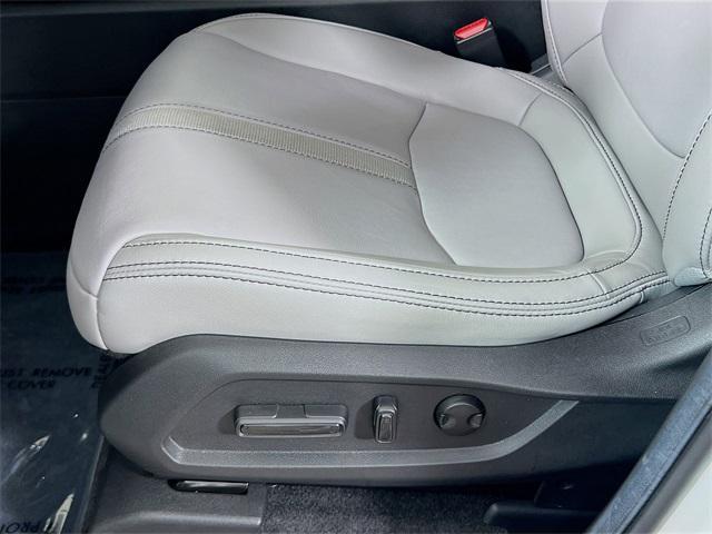Photo of 2025 White Diamond Pearl Honda Pilot
